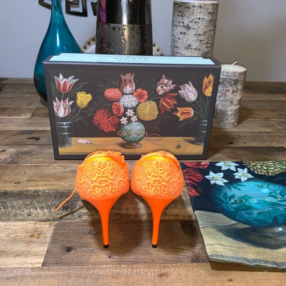 Gucci Virginia Lace Pumps - Picture 6 of 8